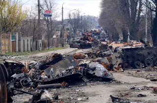 Это знаменитая фотография улицы города Бучи после вторжения российских войск