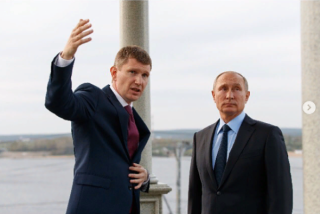 Рисовать радужные перспективы перед единоличным президентом Максим Решетников (слева, вздывмает руки) за время работы министром научился