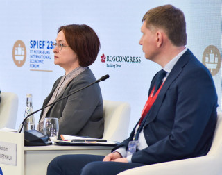Председательница ЦБ Эльвира Набиуллина и министр экономического развития Максим Решетников смотрят в одну и ту же сторону