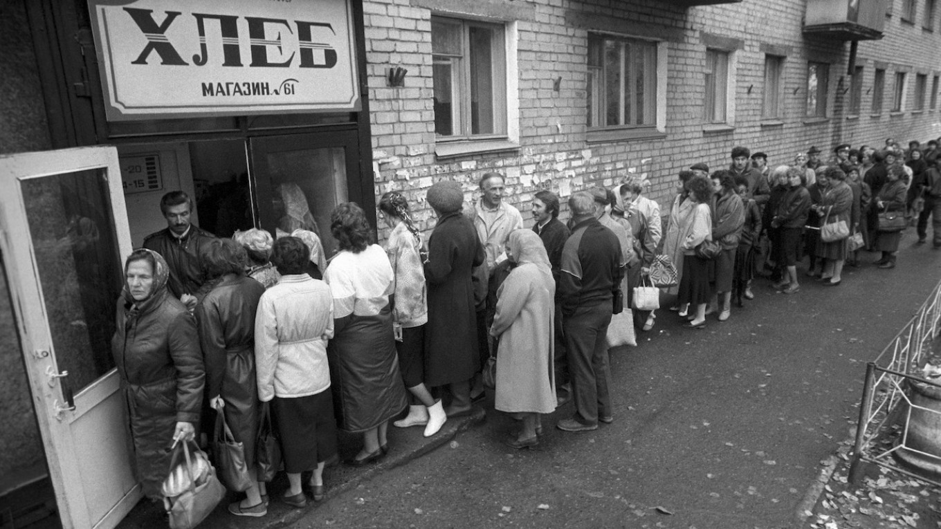 «Почти как в 1990х»: Правительство предрекло России самый долгий спад экономики с развала СССР
