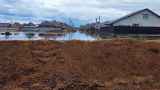 «Этим должны заниматься профессионалы». Чиновники пригрозили жителям Оренбургской области уголовным делом за спасение своих домов от наводнения 
