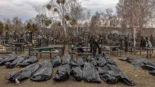 Эксгумация тел из массового захоронения в Буче.