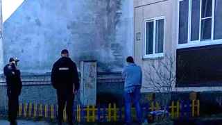 Полиция в Пскове заставила местного жителя перекрасить желто-синий забор возле дома.
