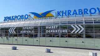 Логотипом аэропорта Храброво в Калининграде изначально была синяя птица на фоне заходящего желтого солнца. После вторжения России в Украину закат окрасился в красный цвет.