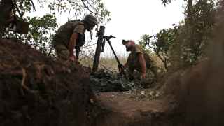 Украинские солдаты готовят минометную установку на позиции в Донецкой области