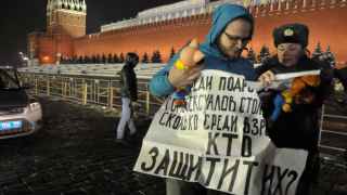 Гей-активиста задерживают на Красной площади в Москве
