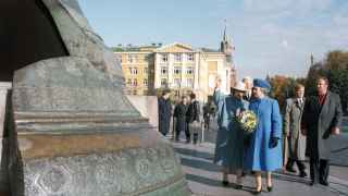 Визит в королевы Великобритании Елизаветы II. На снимке: королева Елизавета II (в центре) во время прогулки по Кремлю.