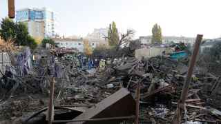Сотрудники МЧС РФ на месте разрушенного дома в Белгороде