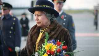 Визит в Россию королевы Великобритании Елизаветы II 17 октября 1994 г. Королева во время встречи в аэропорту Внуково.