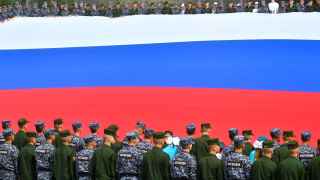 Российский триколор был возвращен после распада Советского Союза в 1991 году. Страна отмечает День флага, утвержденный Борисом Ельциным, с 1994 года.
