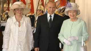 Президент России Владимир Путин (на снимке в центре) и Людмила Путина (слева), прибывшие с государственным визитом в Великобританию, с Елизаветой II (справа) в Букингемском дворце, 2003 год.