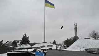 Монумент «Родина-мать» в Киеве под первым снегом