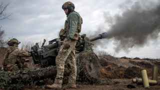 Украинские военнослужащие стреляют из гаубицы M119 на линии фронта у Бахмута 
