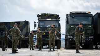 Солдаты НАТО размещают систему противоракетной обороны Patriot в Словакии.