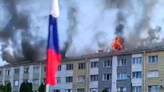 Горящее здание общежития в Шебекино Белгородской области после прямого попадания снарядов ВСУ 