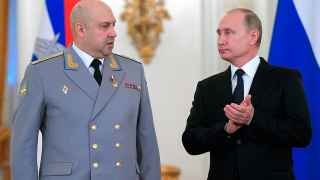 Генерал Суровикин (слева) ответит за все вместо Владимира Путина (справа)