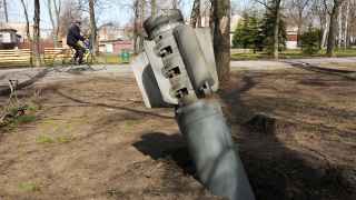  Чугуев, Украина. Неразорвавшийся снаряд на улице города
