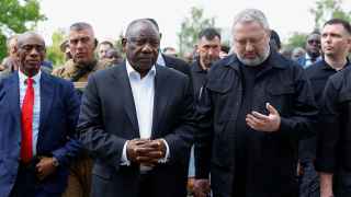 Президент ЮАР Сирил Рамафоса и генеральный прокурор Украины Андрей Костин посещают место массового захоронения в Буче