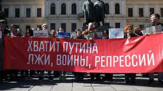 Сотни российских эмигрантов прошли сначала до памятника Георгию на площади Свободы, а затем — до памятника Пушкину. Затем россияне устроили минуту молчания в память о Навальном.