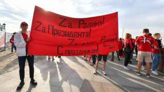 Участники флешмоба из Омской области держат транспарант с надписью «Zа Родину! Zа президента! Zа российский флаг! С праздником!»

