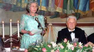 Королева Елизавета II и президент РФ Борис Ельцин во время обеда.