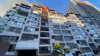 Поврежденный ракетой многоэтажный дом в Киеве