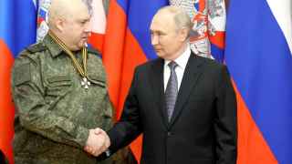 Судьба генерала Суровикина (слева, с крестом на шее) непонятна – как и перспективы Владимира Путина (справа)