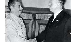 Иосиф Сталин (слева) и Ульрих Фридрих Вильгельм Йоахим фон Риббентропп только что поделили Польшу