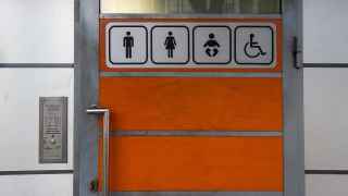 Гендерно-нейтральный (а еще и с младенцами, и с инвалидами) туалет в Риге, Латвия