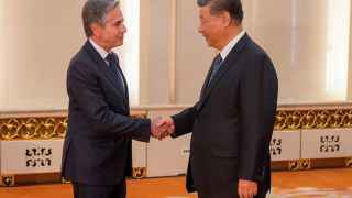Энтони Блинкен, госсекретарь США (слева) и Си Цзиньпин, председатель КНР, де-факто признали равный статус США и Китая в мире