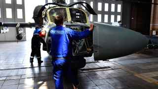 Сборка боевого разведывательно-ударного вертолета нового поколения Ка-52 «Аллигатор» в цехе окончательной сборки на заводе «Прогресс»