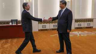 Председатель КНР Си Цзиньпин (справа) не слишком радостно встречает госсекретаря США Энтони Блинкена