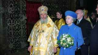 Патриарх Московский и Всея Руси Алексий II и королева Великобритании Елизавета II (слева направо) во время посещения Успенского собора Московского Кремля.