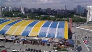 Крыша торгового центра «Дирижабль» в Екатеринбурге тоже поменяла цвет — с сине-желтого на серый. Местные чиновники заявили, что не участвовали в принятии решения о смене цвета «коммерческого объекта».

